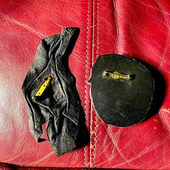 Two handmade leather brooches - Picture 4 of 4